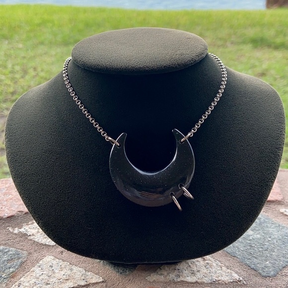 Black & glitter resin pierced moon necklace - Picture 9 of 13